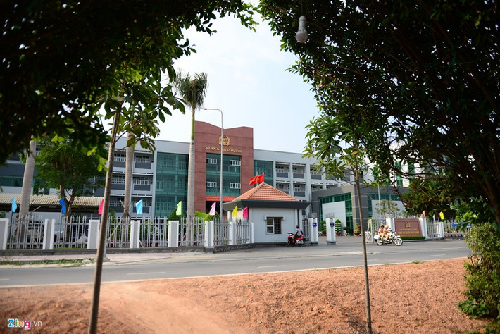 "Xin chào" nằm đối diện trụ sở công an huyện Bình Chánh.