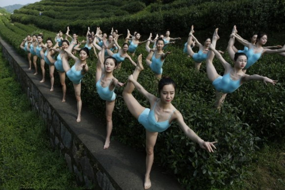 Tạo dáng với các động tác khó.