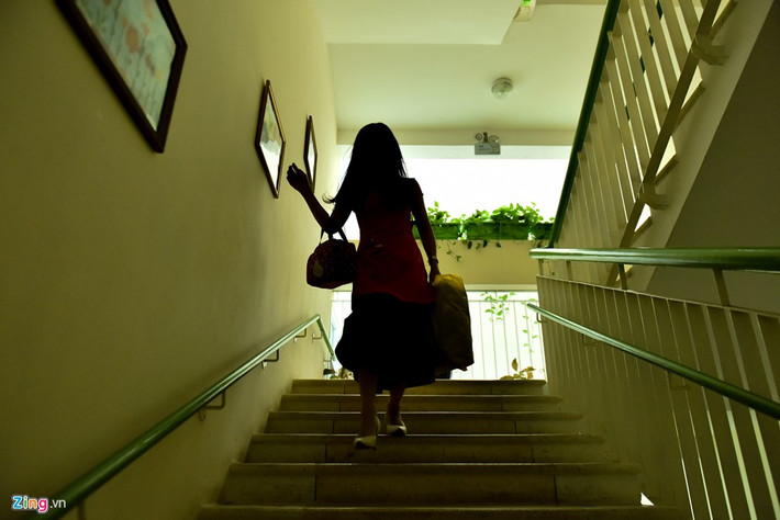 “Làm giảng viên là ước mơ của tôi từ thời sinh viên, nhưng nghề này không hào nhoáng như ngày xưa thường mơ mộng. Tôi thường ít tiết dạy, lương không cao nên 'chạy sô' là cách duy nhất để một giảng viên ngoại tỉnh có thể duy trì cuộc sống”, cô nói.