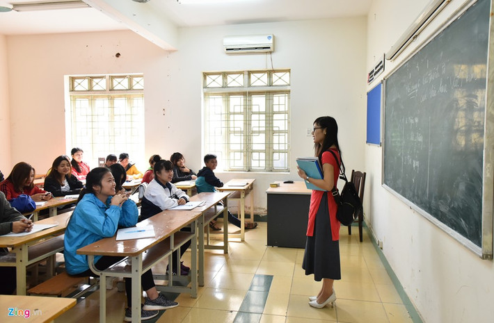 Mới ra trường, Nhung muốn ở lại Đại học Sư phạm Nghệ thuật Trung ương làm giảng viên nhưng phải trợ giảng 2 năm mới được học thạc sĩ và đứng lớp. Cô quyết định ra ngoài “rải” đến 50 bộ hồ sơ xin việc khắp nơi.