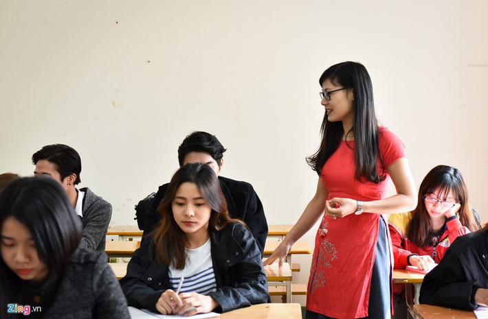 Vũ Thị Nhung (28 tuổi, quê Mộc Châu, Sơn La) là cử nhân Đại học Sư phạm Nghệ thuật Trung ương, hoàn thành chương trình thạc sĩ tại Đại học Văn Hoá Hà Nội. Cô chuẩn bị học nghiên cứu sinh ngành văn hoá, hiện là giảng viên Đại học Đông Đô (Hà Nội).