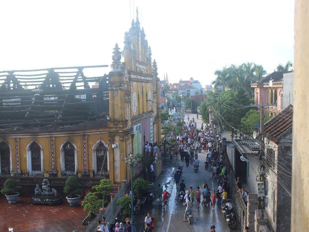 Nhà thờ Trung Lao có chiều dài 50 m, rộng 16 m thiết kế 11 gian bằng tường gạch. Ảnh: Anh Thế.