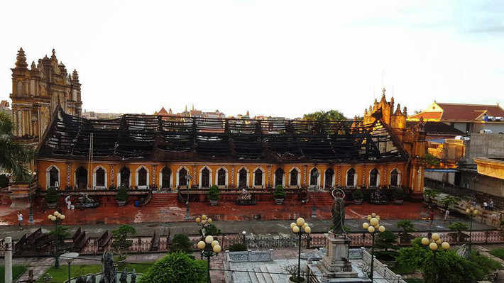 Đám cháy bùng lên dữ dội trong đêm thiêu rụi toàn bộ phần mái và nội thất bên trong của nhà thờ cổ 130 năm tuổi tại Nam Định. Ảnh: Anh Thế.