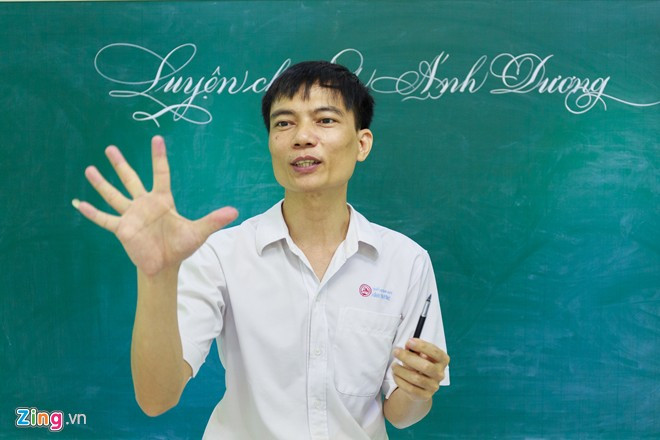 Ngoài việc luyện kỹ năng viết, trong giờ học, thầy Ánh còn trao đổi thêm về kinh nghiệm giảng dạy cho học sinh tiểu học. Được biết, trước khi đi dạy viết chữ đẹp hơn 10 năm nay, thầy Nguyễn Đương Ánh cũng đã có 15 năm làm giáo viên tiểu học ở Bắc Ninh.