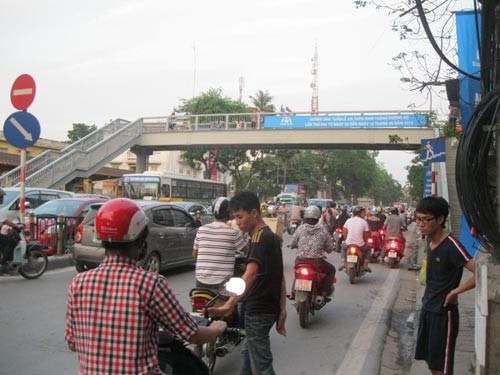 Cầu vượt cho người đi bộ ngay bên cạnh nhưng nhiều người vẫn không đi mà luồn lách giữa dòng xe để băng qua đường.