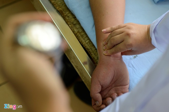 “Lây HIV thì khó, nhưng các bác sĩ bị nhiễm lao từ bệnh nhân là điều không hề hiếm. Bởi hầu hết những bệnh nhân ở đây thường mắc bệnh lao rất nặng. Hiện tại, bệnh viện đang có ít nhất 4-5 y bác sĩ mắc lao do lây từ người bệnh”, bác sĩ Hưng tiết lộ.