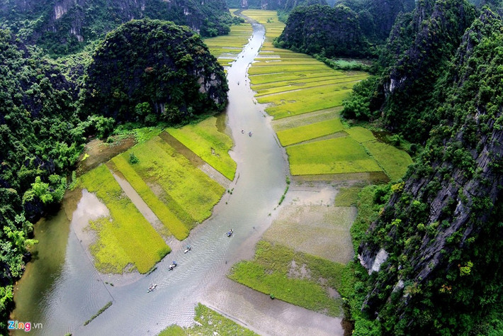 Bên cạnh đó, Ninh Bình còn rất nhiều địa điểm cho bạn khám phá như "Tuyệt tình cốc", chùa Bái Đình, Tam Cốc - Bích Động... và thưởng thức các đặc sản như thịt dê, cơm cháy, gỏi cá nhệch... Ảnh: Hoàng Anh.