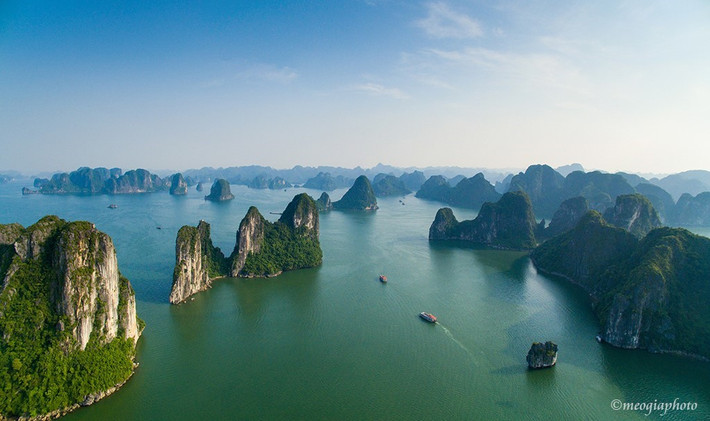 Đến Hạ Long, ngoài tham quan hệ thống hang động hấp dẫn như Thiên Cung, hang Đầu Gỗ, động Sửng Sốt, hang Trinh Nữ, động Tam Cung... bạn có thể tranh thủ tới Bãi Cháy, núi Yên Tử, đảo Tuần Châu... và thưởng thức những món hải sản tươi ngon, hấp dẫn. Ảnh: Mèo Già.