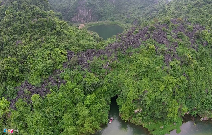 Với hệ thống hang động, núi đá vôi đồ sộ, Tràng An cũng là một trong những địa điểm xuất hiện trong phim Kong: Skull Island. Để tham quan được hết khu du lịch sinh thái Tràng An, bạn sẽ mất từ 3-4 tiếng ngồi thuyền. Giá vé tham quan bao gồm cả vé thuyền là 200.000 đồng/người lớn và 100.000 đồng/trẻ em dưới 1m40. Ảnh: Hoàng Anh.