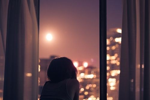 1. Để cửa thông gió Phòng ngủ thoáng mát sẽ giúp bạn có một giấc ngủ sâu và ngon hơn. Hơn nữa, không khí trong lành sẽ giúp phổi được lọc sạch trong quá trình ngủ. Vì vậy, bạn hãy mở cửa sổ hoặc cửa thông gió phòng ngủ. Nên nhớ là không nên trùm kín đầu khi ngủ vì điều này rất nguy hiểm.