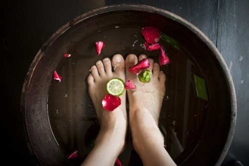 6. Ngâm chân với nước nóng Chân có rất nhiều dây thần kinh nhạy cảm, được ví như trái tim thứ 2 của mỗi người nhưng lại thường là bộ phận bị bỏ quên. Đó là một sai lầm lớn trong chăm sóc sức khỏe của bạn. Dành khoảng 15 phút mỗi tối trước khi đi ngủ để ngâm chân với nước ấm pha với 1 chút muối hay tinh dầu sẽ giúp bạn cảm thấy vô cùng thư thái, nhẹ nhàng và chìm vào giấc ngủ dễ dàng hơn.
