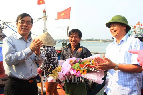 Ngay khi tàu anh Tuấn cập bờ, ông Nguyễn Đức Chính, Chủ tịch UBND tỉnh Quảng Trị đã đến tặng hoa chúc mừng. Ảnh: Ngọc Vũ