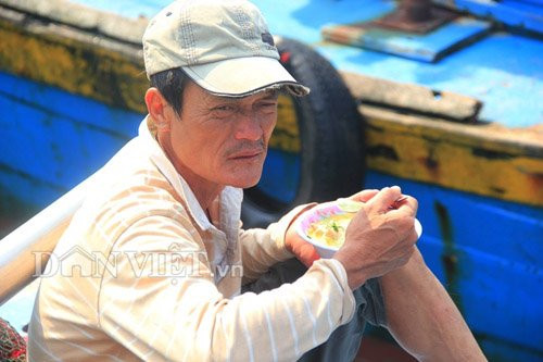 Sau 3 đêm, hai ngày thức trắng nhai mỳ tôm sống và làm việc cật lực, đến chiều 13.3, khi trở vào bờ ngư dân Võ Thắng (50 tuổi, thuyền viên trên tàu anh Tuấn) mới được ăn bữa ngon. Ảnh: Ngọc Vũ