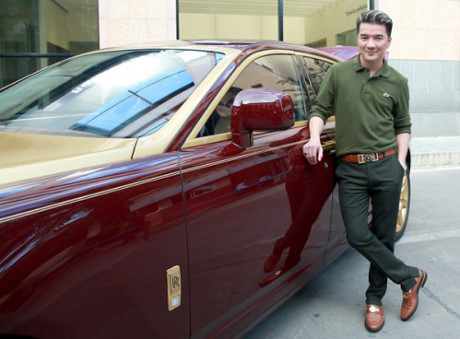 Ông hoàng nhạc Việt" Đàm Vĩnh Hưng đang gây 'choáng" khi sử dụng siêu xe Rolls Royce màu đỏ đô với các bộ phận được mạ vàng bóng loáng, trị giá 40 tỷ trong liveshow sắp tới của mình.