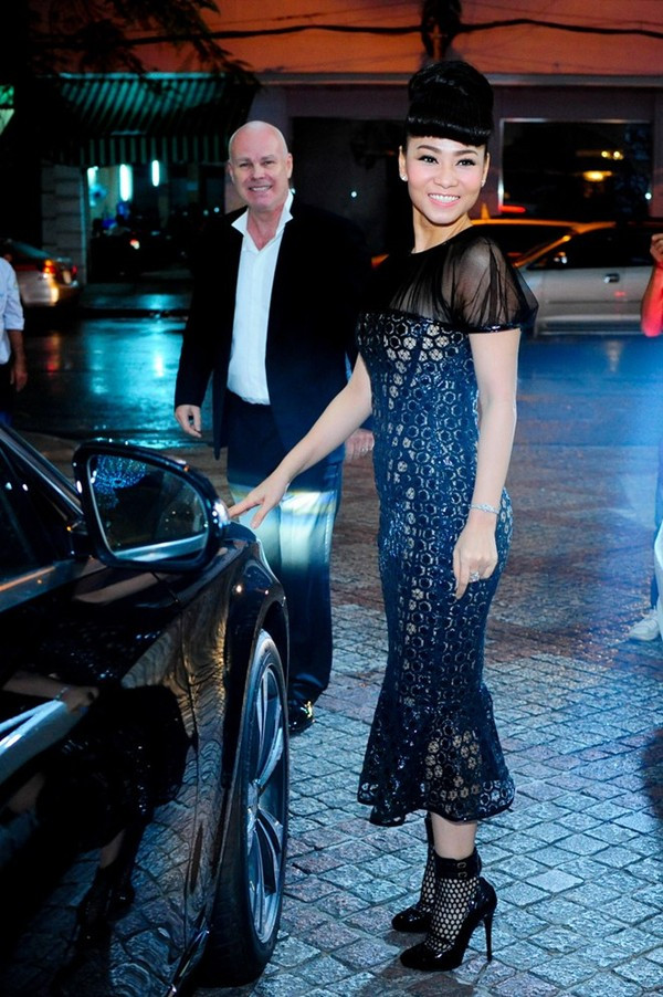 Thu Minh là ngôi sao đầu tiên của showbiz Việt sở hữu chiếc xe mang tên mình khi nhận món quà của chồng là Mercedes với nội thất thiết kế riêng có giá hơn 7 tỷ đồng