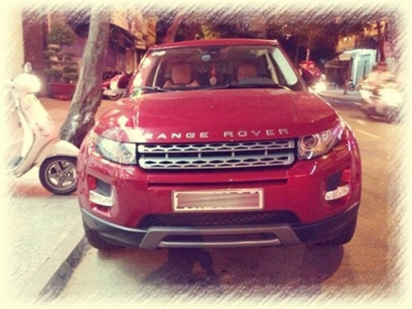 Trước đó, Tuấn Hưng thường xuyên di chuyển bằng chiếc xe Range Rover Evoque màu đỏ, có giá khoảng hơn 2 tỷ đồng mỗi khi đi diễn.