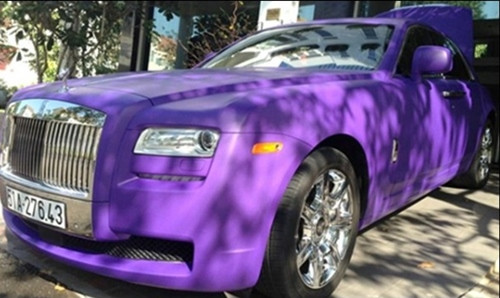 Quốc Cường từng khoe trên trang cá nhân của mình chiếc Rolls-Royce Ghost màu tím. Gam màu này thường được các đại gia chơi xe ở Dubai ưa chuộng.