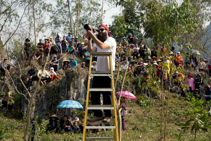 Đầu năm 2016, đạo diễn Jordan Vogt-Roberts cùng đoàn làm phim lên tới hàng trăm người tới Ninh Bình, Quảng Bình và vịnh Hạ Long để ghi hình bom tấn Kong: Skull Island. Sự kiện thu hút dư luận bởi đây là lần đầu tiên Việt Nam được đón tiếp một đoàn làm phim bom tấn Hollywood, bao gồm cả diễn viên, tới thực địa để trực tiếp ghi hình.