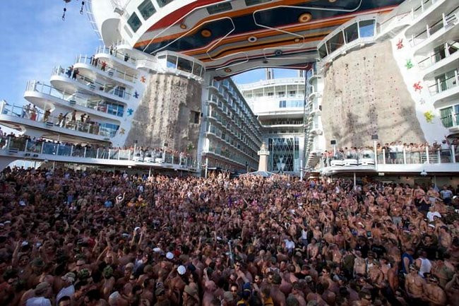 Dài 361.6 m, Allure of the Seas có thể tổ chức những bữa tiệc âm nhạc điện tử lớn như thế này trên boong của mình.