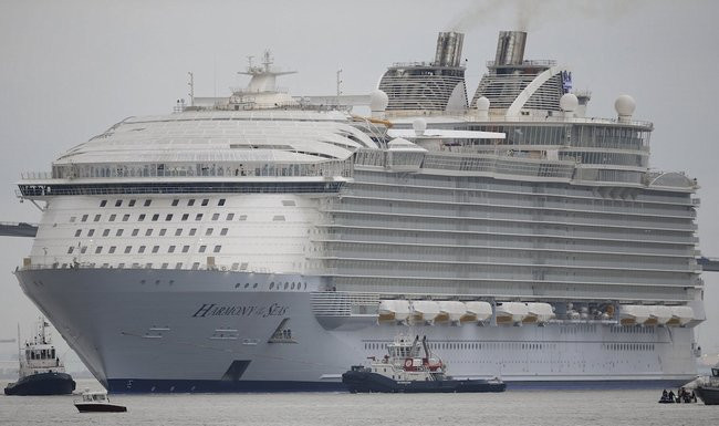 Vẻ ngoài khổng lồ của siêu du thuyền Harmony of the Seas khi nó đậu tại cảng Saint-Nazaire. Độ dài của Harmony of the Sea gần bằng năm chiếc Boeing 747 đặt nối đuôi nhau.