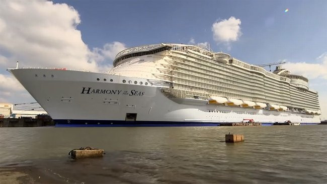 Harmony of the Seas là con tàu cao 70m, nặng 120.000 tấn, dài 362m, nghĩa là dài hơn 50m so với chiều cao của tháp Eiffel.