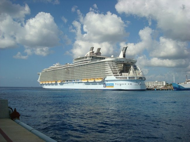 Vẻ khổng lồ của Oasis of the Seas trên đại dương.