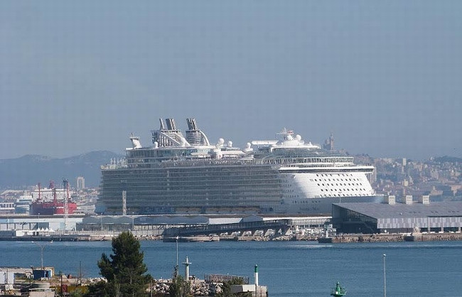 Allure of the Seas trong chuyến hải hành đi qua một cảng biển châu Âu.