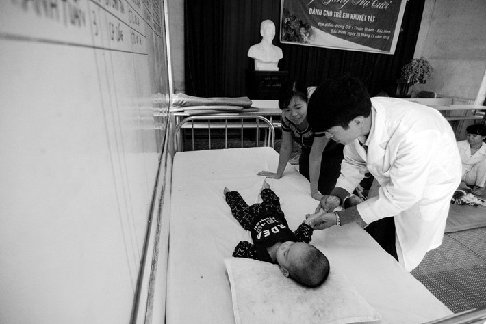 Người thầy thuốc với dáng hao gầy cứ lặng lẽ công việc của mình hết ngày này qua ngày khác và là điểm tựa đặt trọn niềm tin của nhiều gia đình. Trung tâm có 5 bác sĩ và 2 tình nguyện viên. Bên cạnh việc trực tiếp chữa trị cho bệnh nhi, các bác sĩ cũng hướng dẫn người nhà cách xoa bóp để các em mau tiến bộ.