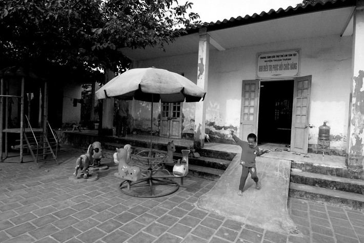 Mỗi đứa trẻ có một hoàn cảnh, một câu chuyện khác nhau. Có em mắc chứng tự kỷ, có em không thể nói cũng không thể nghe, có em bị bại não hay liệt cơ thể. Các em không thể điều khiển được hành động của mình, luôn cần có người ở bên túc trực, chăm sóc.