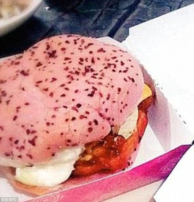 Bánh burger hoa hồng. Lấy cảm hứng từ loài hoa tình yêu nổi tiếng, chi nhánh KFC tại Trung Quốc đã cho ra đời chiếc bánh burger hoa hồng đầu tiên trên thế giới. Theo như quảng cáo của KFC, ngoài rau diếp, khoai tây và nho như bánh burger bình thường, họ đã dùng cả cánh hoa hồng tươi để làm vỏ bánh.