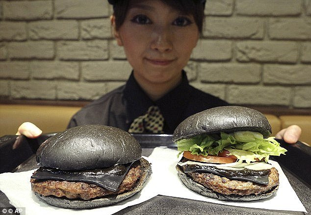Bánh burger đen 'Black Ninja'. Thương hiệu đồ ăn nhanh Burger King tại Nhật Bản đã giới thiệu một loại bánh burger mới rất thú vị với phần bánh có màu đen vì được bổ sung than tre vào nguyên liệu. Ngoài ra, nhân của loại bánh Burger mới này gồm khoai tây băm nhỏ chiên, một miếng thịt xông khói dài và các nguyên liệu khác.