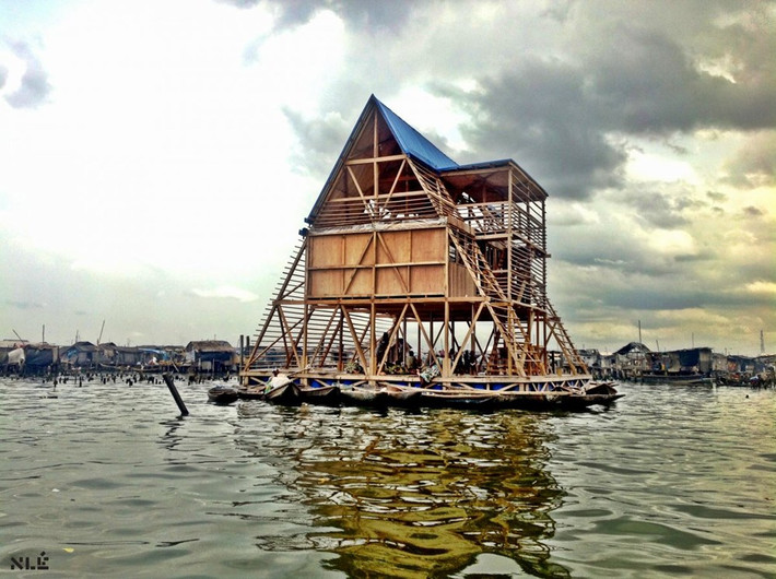 Ở Lagos, Nigeria, có một ngôi trường học rộng 92m2 nổi trên mặt nước. (Nguồn: Techinsider)