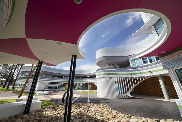 Trường Penleigh and Essendon Grammar ở Niddrie (Australia) có màu sắc hết sức bắt mắt. Đồng thời những bức tường dốc giúp ngôi nhà mang tới cảm giác thoải mái cho học viên.