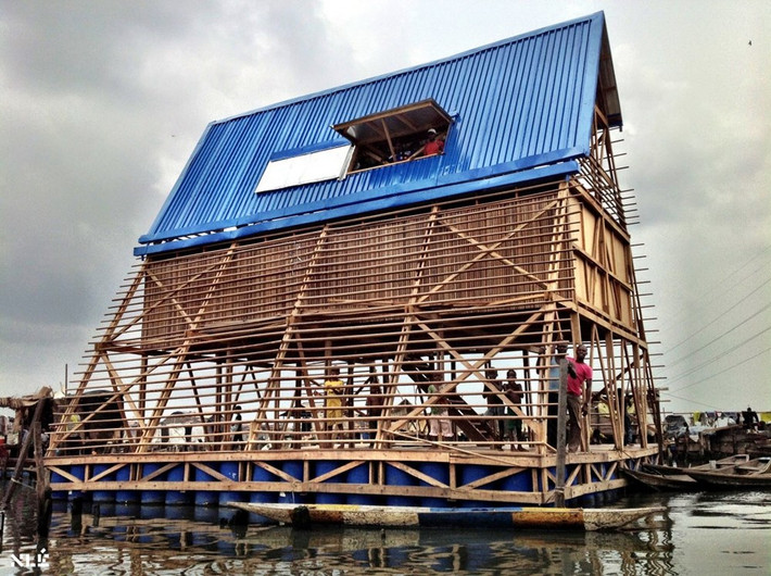 Ngôi trường này có 3 tầng và vì nằm giữa khu dân cư nên nơi đây còn được sử dụng như nhà sinh hoạt cộng đồng. (Nguồn: Techinsider)