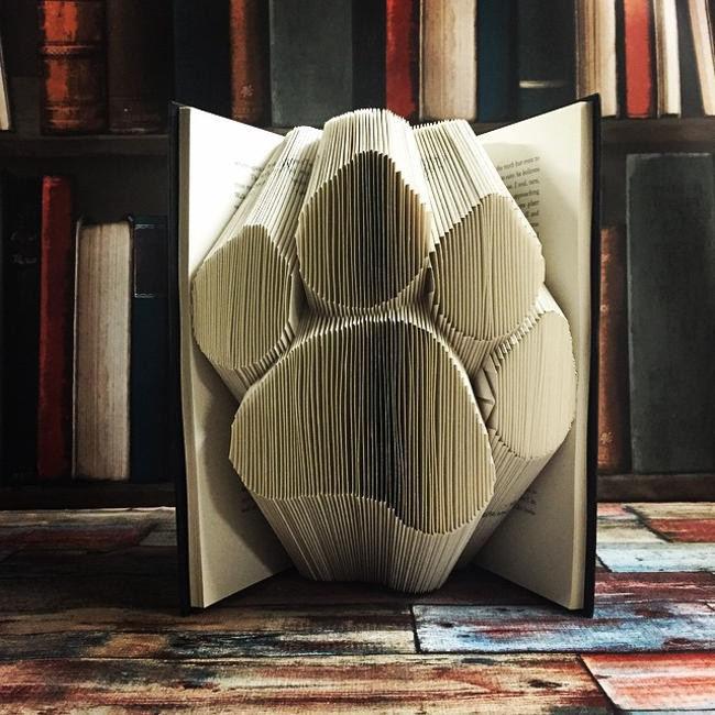 Origami là nghệ thuật gấp giấy hay nghệ thuật xếp giấy có xuất từ Nhật Bản. Trong tiếng Nhật, chữ Origami có bắt nguồn từ hai chữ gồm ori là gấp hay xếp và kami là giấy. Nghệ thuật gấp giấy Origami kết hợp những cách gấp giấy đơn giản để biến miếng giấy hình chữ nhật hay hình vuông (2 chiều) thành những hình phức tạp (3 chiều) mà không cắt dán trong quá trình gấp và đây cũng là xu hướng của Origami hiện đại. Đắm mình vào nghệ thuật gấp giấy Origami, người ta có thể học được nhiều điều: Lòng kiên nhẫn, sự khéo léo, tình yêu thiên nhiên, yêu động vật, kích thích trí tưởng tượng trong không gian 3 chiều…