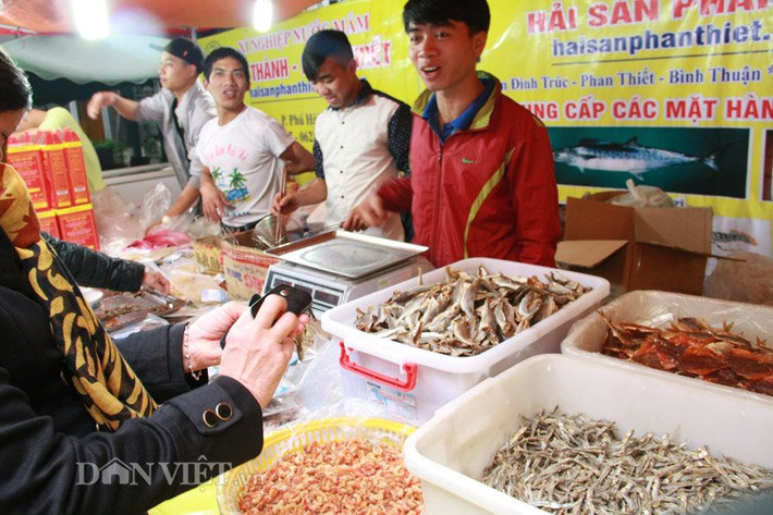 Nhiều mặt hàng khô, đặc sản Phan Thiết được bày bán.