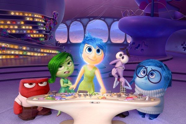 2. Inside Out Doanh thu: 851 triệu USD. Nếu How to Train Your Dragon 2 và Big Hero 6 là 2 tác phẩm hoạt hình khiến nhiều người xem phải rơi nước mắt vào năm 2014, thì năm nay, đó lại là Inside Out, một “kỳ quan hoạt hình” đánh dấu sự trở lại mạnh mẽ của Pixar sau 2 năm vắng bóng. Với nội dung độc đáo nhưng đơn giản, Inside Out đưa khán giả đến nhiều khung bậc cảm xúc khác nhau trong hành trình khám phá những bí ẩn của tâm hồn. Cách thể hiện tinh tế và thú vị của ê-kíp làm phim đã khiến người xem có một góc nhìn hoàn toàn mới về một "phiên bản" tâm hồn của chính mình.