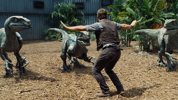 3. Jurassic World Doanh thu: 1,6 tỉ USD. Không những là phim bom tấn phá vỡ mọi kỷ lục doanh thu trong năm 2015, Jurassic World còn là một trong những bộ phim được hàng triệu khán giả yêu thích. Được đạo diễn Colin Trevorrow gọi là phiên bản hiện đại của Jurassic Park năm xưa, phần mới có nhiều chi tiết tương đồng, tình huống gợi nhớ đến bộ phim ăn khách cách đây hai thập kỷ. Tuy nhiên, trong số dàn diễn viên, chỉ duy nhất BD Wong trở lại trong vai tiến sĩ Wu.