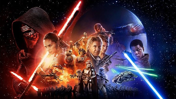 4. Star Wars VII: The Force Awaken Doanh thu dự đoán 2 tỉ USD. Ra mắt khán giả Bắc Mỹ từ 18/12, bom tấn Star Wars VII đã bội thu hơn 520 triệu USD toàn cầu chỉ sau ba ngày đầu trình chiếu, qua đó phá vỡ kỷ lục mà Jurassic World đang nắm giữ. Tuy nhiên, điều dễ nhận ra nhất ở phần mới này đó là mạch truyện chịu ảnh hưởng rất nhiều từ chính kịch bản của các phần IV, V, VI hồi thập niên 1970-1980, với nhiều tình tiết, phân cảnh tương đồng. Nhiều nhận xét cho rằng đây là ý đồ tôn vinh tác giả George Lucas năm xưa của đạo diễn J.J. Abrams. Một số khác lại cho rằng hãng Disney đã rất khôn ngoan khi chọn hướng đi an toàn thay vì một cốt truyện mới hoàn toàn và nhiều khả năng sẽ khiến các fan chính hiệu tức giận.
