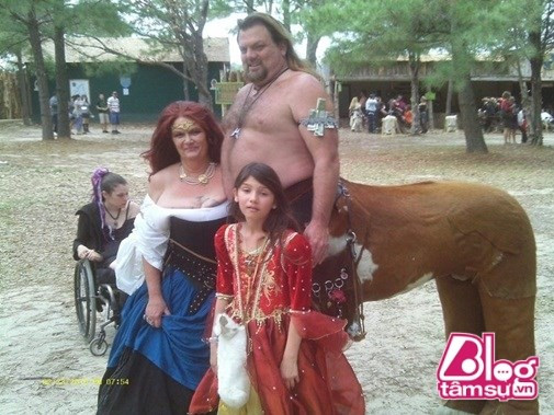 Cả nhà ta cùng cosplay nào.