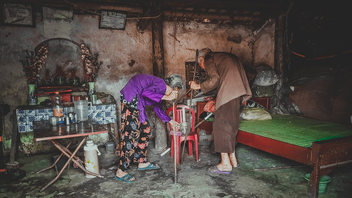 Hai cụ có hoàn cảnh rất khó khăn, thường xuyên đau yếu. Các con của cụ cũng mắc bệnh hiểm nghèo dẫn đến tình trạng không ai chăm sóc được cho bố mẹ. Có những đêm cụ ông lên cơn đau tim, cụ bà phải thức trắng chăm sóc.