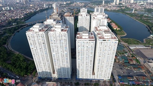 Mặc dù các tòa nhà HH của ông Thản nằm ở vị trí đẹp, gần hồ Linh Đàm, không gian thoáng mát với danh hiệu là khu đô thị kiểu mẫu của thủ đô nhưng mật độ xây dựng quá dày đặc. Trong thời gian mới bàn giao nhà cho khách hàng, nơi đây là bị tai tiếng về sự bất tiện trong sinh hoạt, đi lại lẫn an toàn cháy nổ.