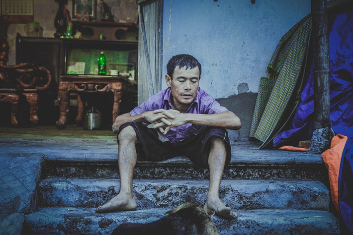 Trớ trêu thay, người con trai lớn cũng có dấu hiệu bị bệnh giống cha, cơ thể cứ suy nhược dần, đi lại ngày càng khó khăn, ngồi cũng không ngồi được chứ đừng nói là làm việc nặng. Mọi lo toan trong nhà đều đổ dồn lên vai người vợ đã lớn tuổi và đứa con trai thứ hai.