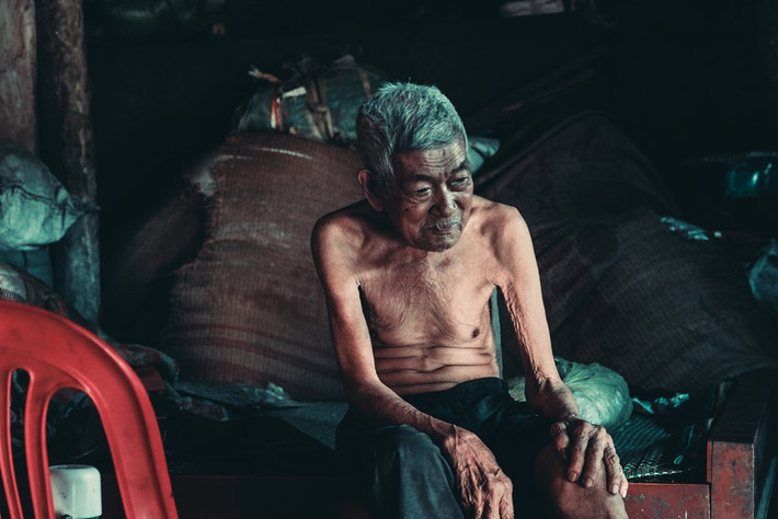 Tuổi cũng đã quá cao, hai cụ ăn uống rất qua loa. Mỗi bữa chủ yếu là cơm trắng nấu loãng. Thỉnh thoảng dịp lễ tết có người biếu tiền nhưng cũng chỉ đủ mua vài đồ dùng lặt vặt sinh hoạt hàng ngày.