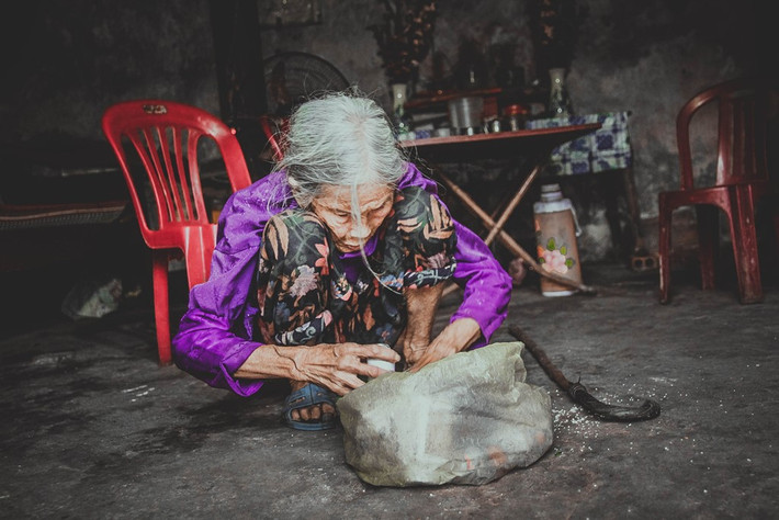Bởi vậy, cụ bà chỉ ước có sức khỏe để chăm sóc ông. Bà mong mỏi căn nhà đỡ dột những ngày mưa, muốn cánh cửa kín hơn để gió đỡ lùa. Bà cũng có một ước mơ nho nhỏ đó là có chiếc chuồng để nuôi gà.