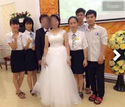 Câu chuyện được chia sẻ trên các fanpage với nội dung: "Người thân, con cháu, bạn bè cũng góp mặt đông đủ chúc phúc cho họ. Ngay sau đám cưới đầm ấm vui vẻ, dĩ nhiên là 2 bác cũng có cho mình một kế hoạch riêng để có kì nghỉ trăng mật đáng nhớ."