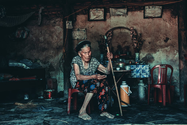 Hai cụ có 5 người con nhưng tất cả đều nghèo khó, không có điều kiện chăm sóc. Con gái lớn của cụ cũng đã hơn 70 tuổi. Bà đi lấy chồng xa nhưng chồng lại mất sớm, phải một mình nuôi con, chăm cháu, cuộc sống cũng khó khăn không kém.