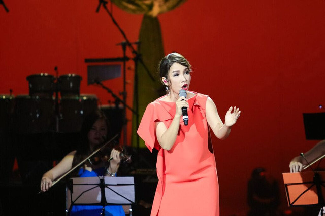 Diva Mỹ Linh đến với đêm nhạc với vai trò ca sĩ. Cô đã thể hiện liên tục 14 bài hát.