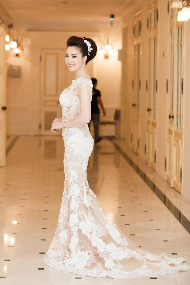 Chất liệu xuyên thấu táo bạo giúp bà mẹ một con khoe được đường nét trên cơ thể nhưng cũng dễ khiến cô phải đối mặt với sự soi mói của dư luận.