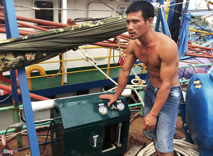 Trong khi chờ cơ quan chức năng can thiệp, nhiều ngư dân Bình Định có tàu vỏ thép nằm bờ lâm cảnh điêu đứng đối mặt với áp lực trả nợ vay ngân hàng mỗi quý lên đến hàng trăm triệu đồng.
